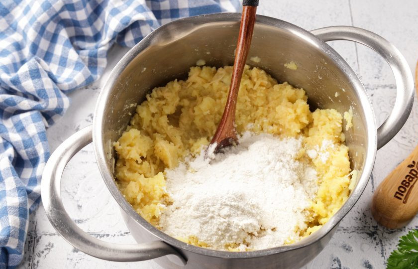 1. Этап. Картофельные клёцки с сыром: Перемешайте и частями добавьте муку. Муки может уйти чуть больше, или меньше, чем указано в рецепте.