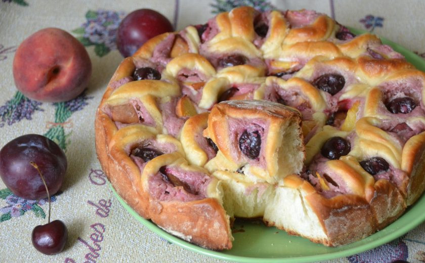 1. Этап. Воскресный пирог: Дайте пирогу немного остыть, прежде чем извлечь из формы. Пирог можно просто отламывать по кусочку, а можно порезать ножом, как вам нравится. Перед подачей можно посыпать сахарной пудрой. Ваша семья будет рада собраться у такого вкусного 