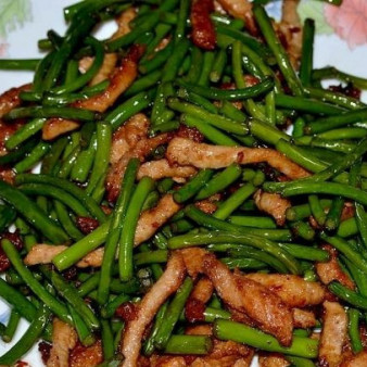 Свинина со стрелками чеснока