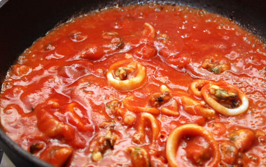 1. Этап. Макароны с морепродуктами: Добавляем томатное пюре и тушим все пару минут.