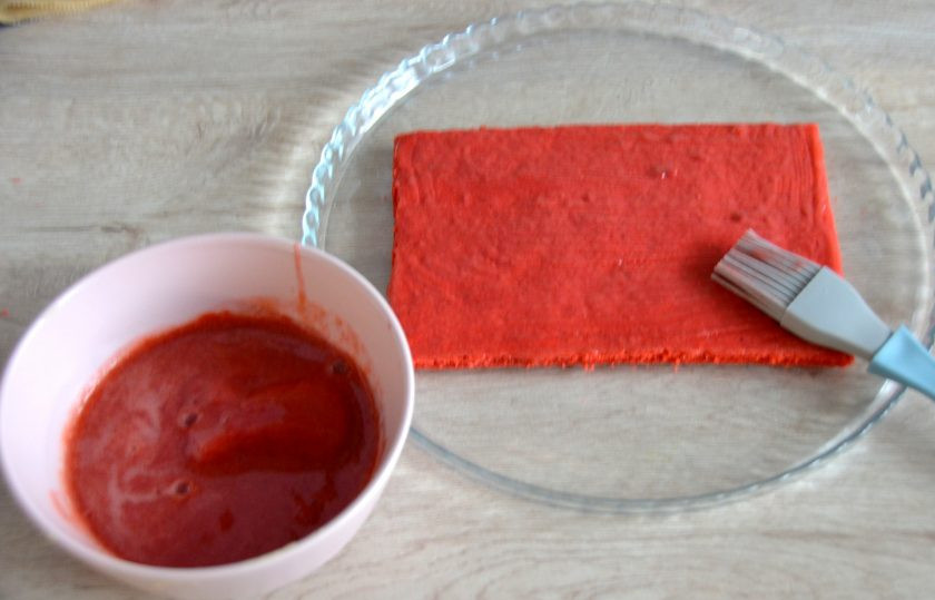 1. Этап. Пирожное Красное и белое: Смажьте корж клубничным пюре.