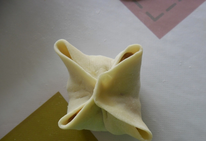 1. Этап. Сочные манты: Соединяем уголки теста, как на фото. Надежно скрепляем пальчиками.