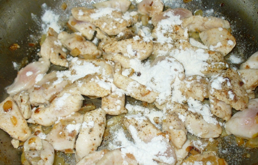 1. Этап. Курица в соусе на сковороде: Посыпьте все мукой, перемешайте.