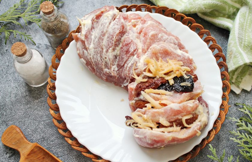 1. Этап. Гармошка из свинины с курагой, черносливом и сыром: Разложите начинку между кусками свинины.