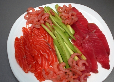 1. Этап. Суши Роллы Маки: 3. Пока остывает рис, нарежьте тонкими слайсами филе рыбы. Очистите огурцы, и порежьте тонкой соломкой по всей длине.