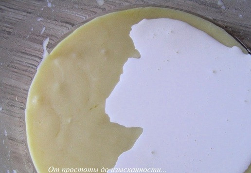 1. Этап. Торт Осенний поцелуй после жаркого лета: Влейте сливки, перемешайте.