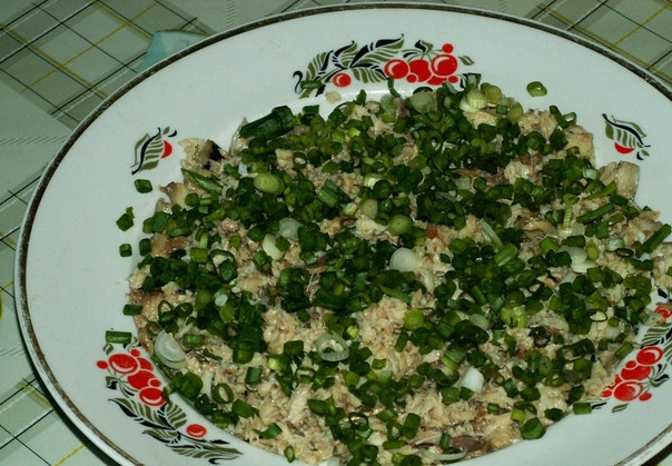 1. Этап. Салат с рыбными консервами: Измельчаем зеленый лук. Присыпаем рыбу.