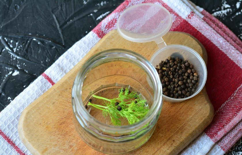 1. Этап. Сладкие помидоры с лимонной кислотой на зиму: Выложите на дно чистой простерилизованной банки перец горошком и укроп.