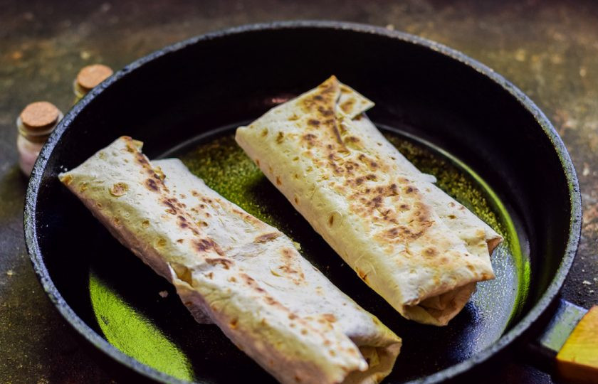 1. Этап. Рулет из лаваша с ягодами и творогом: Сверните лаваш рулетом и подсушите на сухой сковороде с каждой стороны по 1,5-2 минуты.