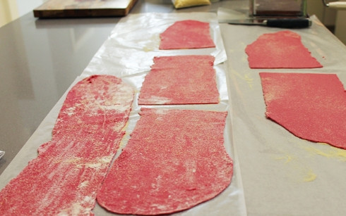 1. Этап. Красные макароны: 6. Разделите на несколько частей, тонко раскатайте.