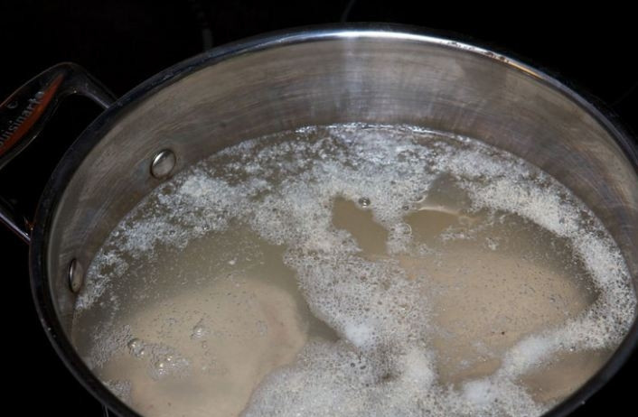 1. Этап. Суп из крапивы и щавеля: Сварите бульон, снимая пенку, на средней температуре, пока мясо не станет мягким.