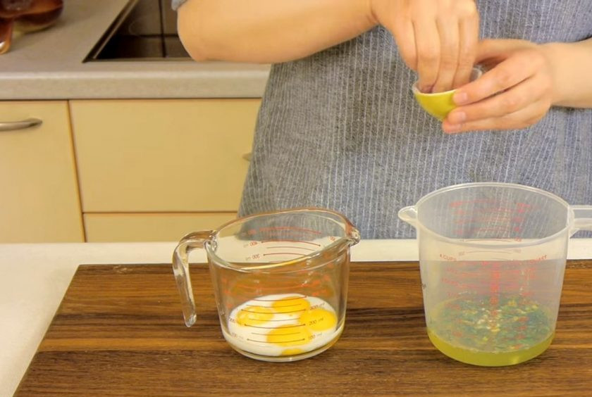 1. Этап. Завтрак для влюбленных: 1. Для первого варианта омлета белки отделите от желтков и добавьте к ним по столовой ложке зелени и лука. К желткам добавьте молоко, посолите и поперчите, тщательно перемешайте.