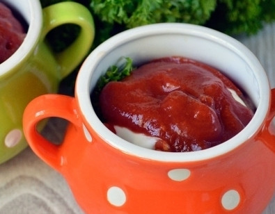 1. Этап. Свинина в горшочке: Добавим сацебели и наливаем в каждый горшочек по 50 мл кипяченной воды. Соус можно заменить на томатную пасту.