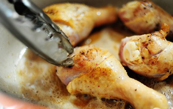 1. Этап. Курица с помидорами и чесноком: Обжарить курочку в течении нескольких минут со всех сторон. Выложить куриные ножки на тарелку.