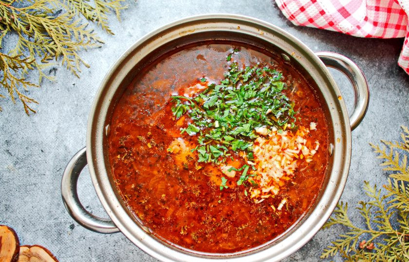 1. Этап. Харчо с гранатовым соком: Харчо снимите с огня, добавьте порезанную петрушку и измельченный чеснок. Все перемешайте, доведите до вкуса и закройте крышкой. Дайте постоять 10 минут и подавайте суп к столу.