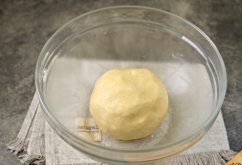 1. Этап. Тертый пирог с вареньем на маргарине: Сначала у вас получится крошка, которая в процессе вымешивания соберется в мягкое и эластичное тесто.