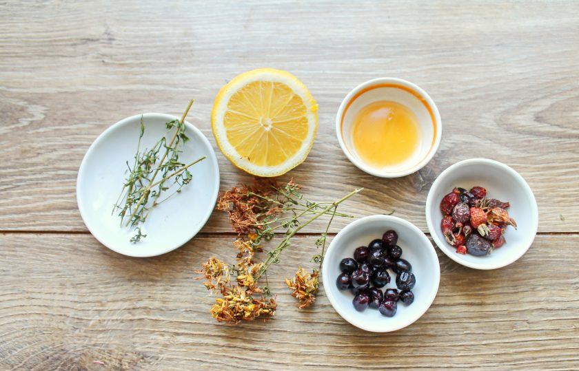 1. Этап. Травяной настой с рябиной, шиповником и медом: Подготовьте все необходимые ингредиенты для приготовления травяного настоя с рябиной, шиповником и медом.