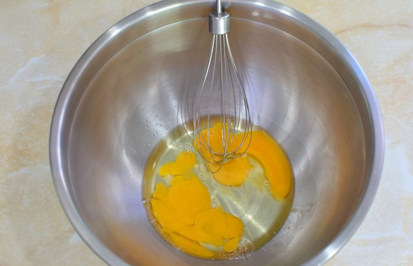 1. Этап. Блины с маскарпоне: Для теста взболтайте яйца венчиком.