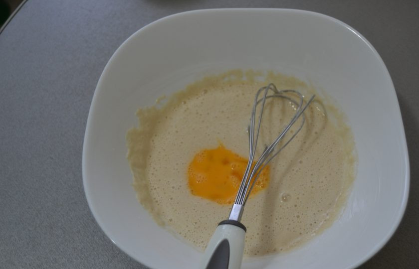 1. Этап. Кекс Майский: Влейте болтушку из яйца, но не весь объем.