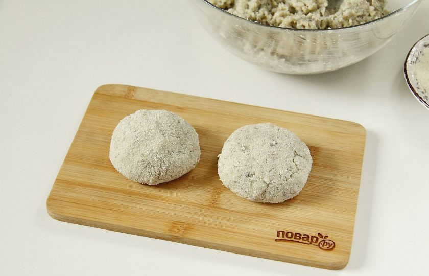 1. Этап. Котлеты из корюшки: Из получившегося фарша сформируйте котлеты и обваляйте их со всех сторон в манке. Готовые котлеты можно заморозить и достать в нужное время, а можно пожарить сразу.