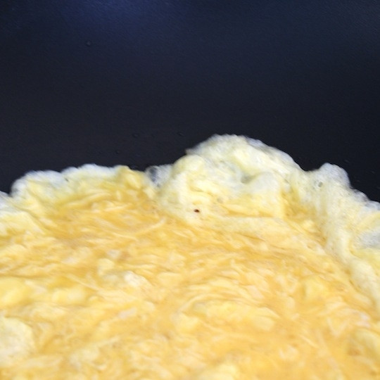 1. Этап. Рис с жареными креветками по-китайски: Вновь разогреваем сухой вок, когда станет горячим - вливаем масло. Когда масло разогреется, выливаем в вок яйца и жарим около 30 секунд.