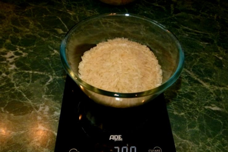 1. Этап. Плов в духовке с курицей: Отмеряем 300 грамм риса и промываем его под холодной водой.