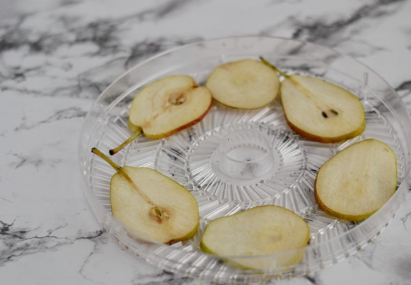 1. Этап. Чипсы из груши: Когда все груши будут нарезаны, разложите их на поддоны сушилки в один слой. Сушите чипсы из груши 8-12 часов при температуре 50-70 градусов.