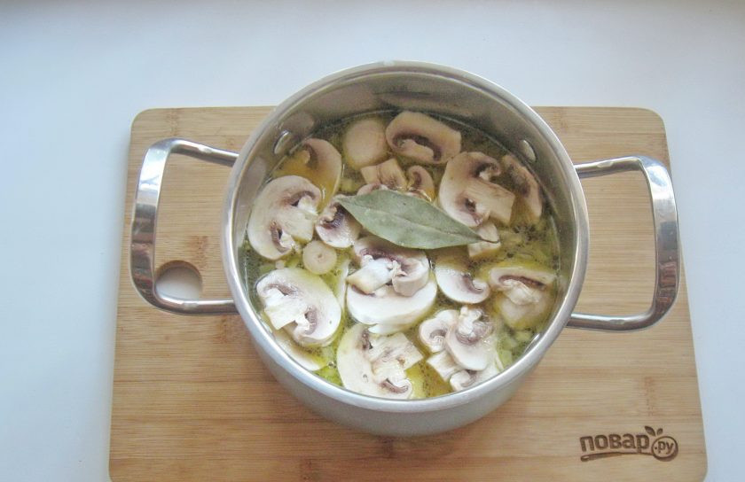 1. Этап. Грибной суп с молоком: Посолите, поперчите, добавьте лавровый лист. Варите суп 20 минут до готовности всех ингредиентов.