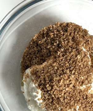 1. Этап. Гречневые уголки: В глубокую чашку выложить йогурт и добавить гречневые хлопья.