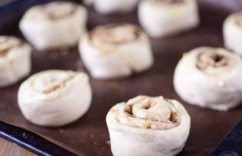 1. Этап. Булочки с грецкими орехами и корицей: Противень застелите пергаментом для выпекания и выложите все заготовки будущих булочек на небольшом расстоянии друг от друга, смажьте каждую булочку взболтанным куриным желтком. Выпекайте булочки в уже разогретой до 180 градусов духовке примерно 20-25 минут.