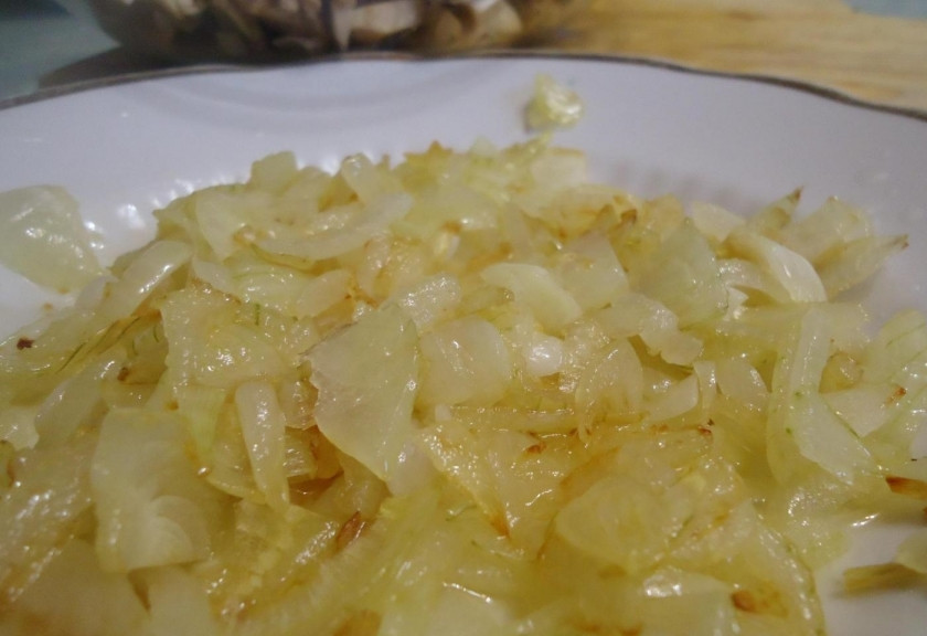 1. Этап. Курник из бездрожжевого теста: 4. Чищу и мою лук, нарезаю его мелко, обжариваю на отдельной сковороде.