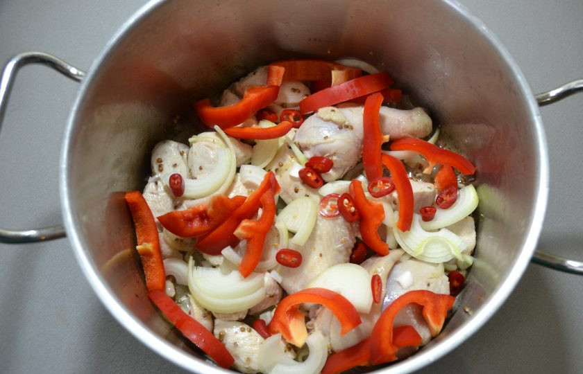 1. Этап. Думляма: Затем выложите острый и болгарский перец.