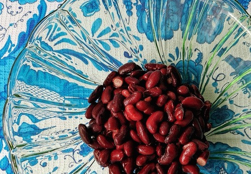 1. Этап. Постный салат Алый: Фасоль предварительно отварить и остудить.