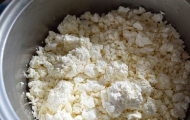 1. Этап. Творожная запеканка на кефире в мультиварке: Выкладываем творог в миску. Можно его немного измельчить.