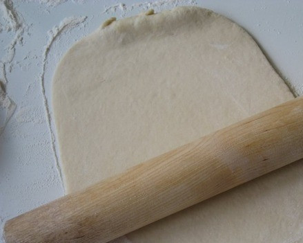 1. Этап. Пицца Ассорти: Тесто достаньте из морозильной камеры и дайте ему оттаять при комнатной температуре. Затем припылите рабочую поверхность мукой и раскатайте тесто в пласт, предварительно разделив его на две части для удобства.