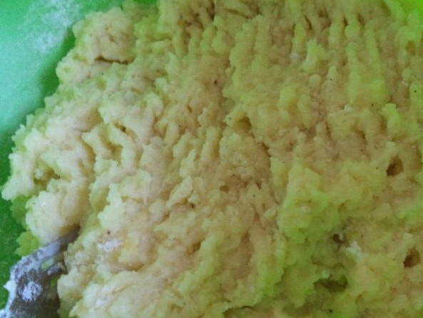 1. Этап. Картофельно-куриные котлеты: Отвариваем очищенный от кожуры картофель до готовности. Сливаем воду. Давим картошку до состояния пюре. Добавляем соль по вкусу. Остужаем. Разбиваем пару яиц и 2-3 ст. ложки муки. Перемешиваем и оставляем.