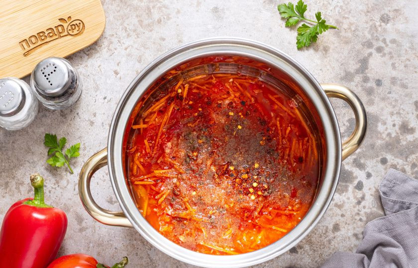 1. Этап. Помидоры в овощной заливке: Добавьте соль, сахар и молотый перец. Доведите до кипения, проварите 1-2 минуты. В конце влейте уксус.