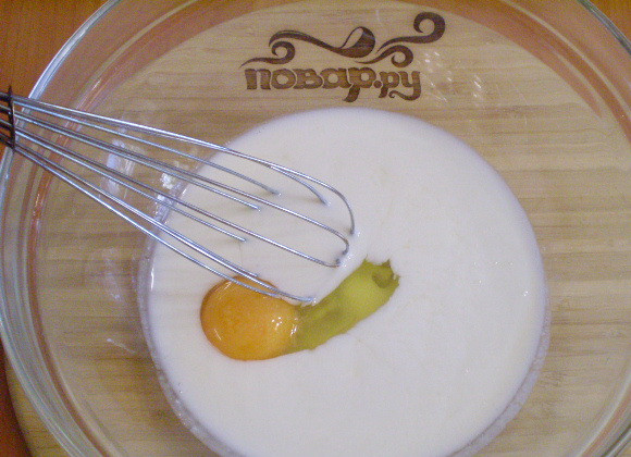 1. Этап. Диетическое тесто без дрожжей: В кефир кладем щепотку соли и ложку сахара, яйцо. Венчиком смешиваем.