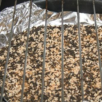 1. Этап. Копченые куриные грудки: 3. Черный перец и соль смешиваем и натираем куриные грудки, примерно час даем им постоять. Тем временем двумя слоями фольги застелить дно сковороды. С рисом смешиваем сухой чай, сахар и корицу, и высыпаем в сковороду. Помещаем сверху решетку.