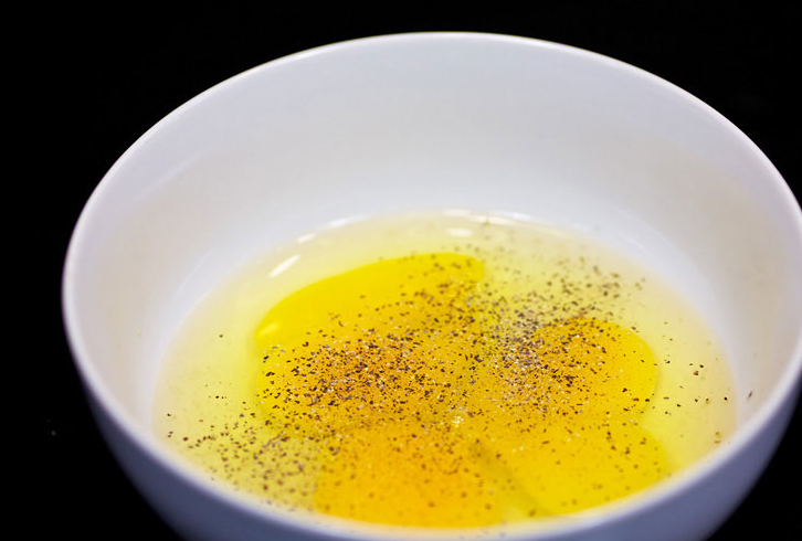 1. Этап. Горбуша кусочками: Теперь готовим кляр. Яйца и специи хорошенько смешали.