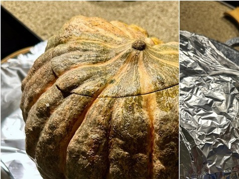 1. Этап. Тыква Жаба с рисом и сухофруктами: Верхушку жабы на место уложил. Обернул ягодку в несколько слоев фольги. Уложил в большой сотейник и налил стакан воды. В духовку. Двести градусов. Режим – верхний/нижний жар. Два с половиной часа.