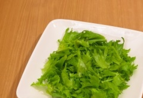 1. Этап. Салат Любимый с курицей: Выложите салат 