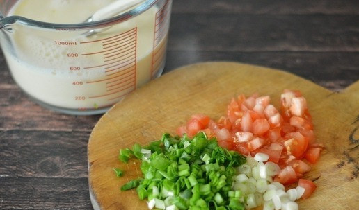 1. Этап. Омлет с помидорами и зелёным луком: Нарежьте мелко помидор и зеленый лук.