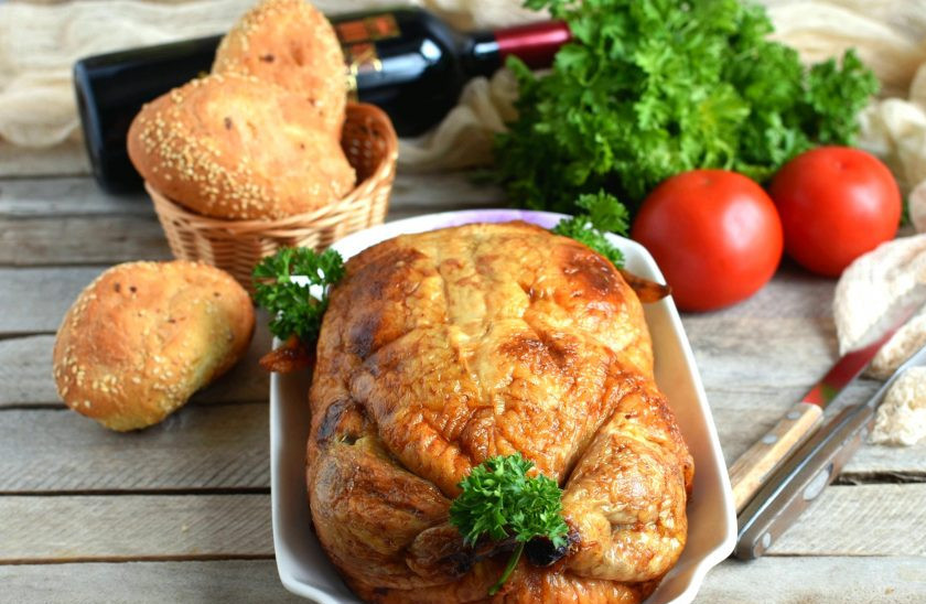 1. Этап. Курица по-царски, фаршированная блинами: Уложите курицу в форму, смажьте топленым маслом и запекайте при температуре 180 градусов минут 45, периодически поливая курицу образовавшимся соком. Минут через 20 можно накрыть курицу фольгой. По истечению времени аккуратно проколите курицу тонкой шпажкой в середине. Сок из прокола должен быть абсолютно прозрачным. В противном случае пеките курицу еще немного. Снимите фольгу и увеличьте температуру. Подрумяньте корочку. Готовую курицу выложите на блюдо и накройте фольгой минут на 20, чтобы соки равномерно распределились по курице и блюдо вышло не сухим. Украсьте курицу зеленью и подавайте.