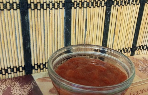 1. Этап. Кетчуп А-ля Хайнц: Банки помыть, простерилизовать, крышки прокипятить. Разлить кетчуп по банкам и закатать. Перевернуть, накрыть теплым одеялом до полного остывания. Когда у меня большая партия, я отправляю кетчуп в автоклав при температуре 100 градусов (время зависит от размера банок, в режиме овощей). Нужно учитывать, что в автоклаве загуститель теряет свою силу. Если хочется густой кетчуп, то после автоклава я его ещё раз провариваю с добавлением крахмала. Уверена, что вам понравится рецепт. Приятного аппетита!