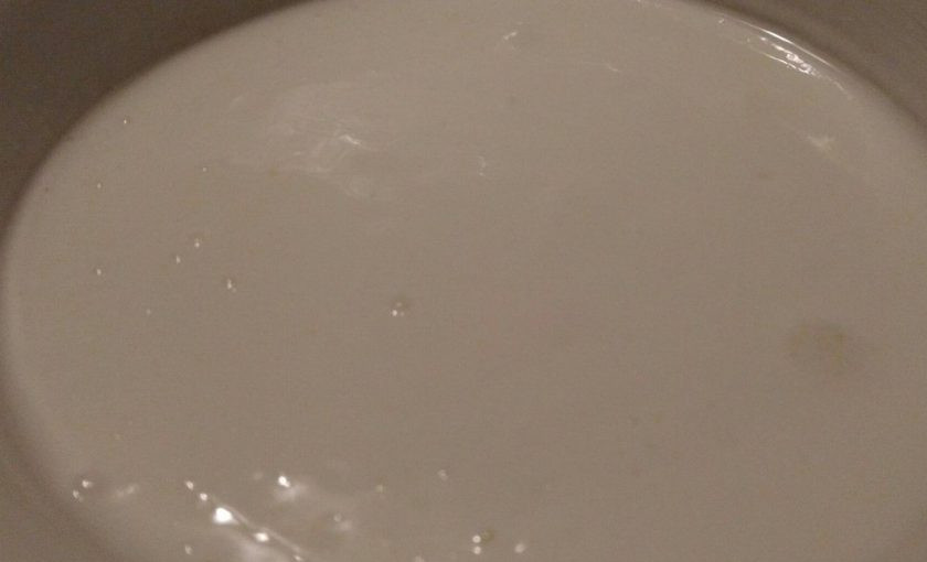 1. Этап. Домашний творожок из кефира 2,5%: 1. Для приготовления этого вкусного десерта нам понадобится самый обычный кефир. Чем выше жирность, тем больше получится творога. Наливаем кефир в эмалированную посуду и ставим на огонь. Теперь наша задача довести его до кипения.