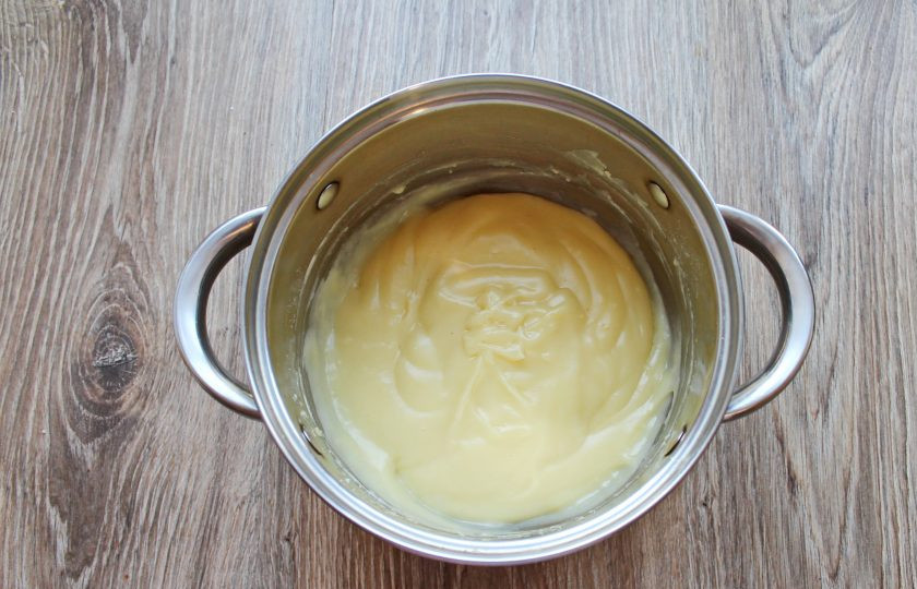 1. Этап. Торт Чародейка в мультиварке: Поставьте на медленный огонь и перемешивая доведите до загустения. Снимите с огня.