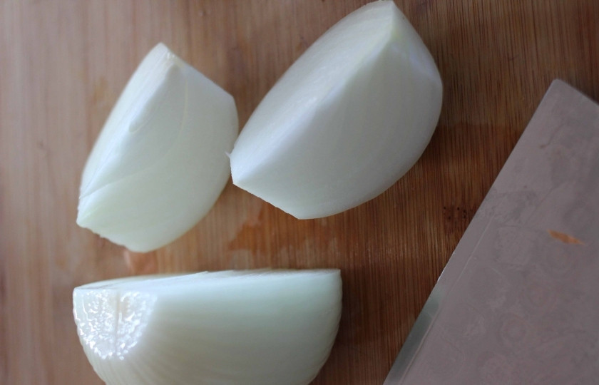 1. Этап. Пюре из корня сельдерея: Так же почистите и нарежьте лук