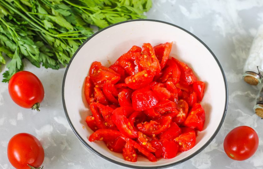 1. Этап. Томатный фреш: Очистите овощи от кожуры, разрезая томаты снизу ножом крест-накрест. Нарежьте мякоть в глубокую емкость или сразу же в чашу блендера, если будете использовать кувшинный блендер.