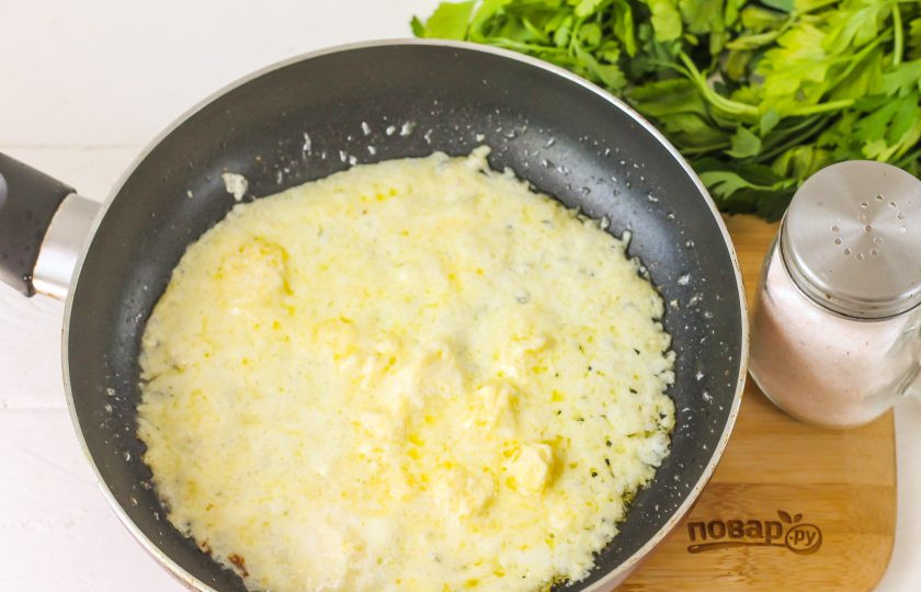 1. Этап. Голландский соус от Гордона Рамзи: Растопите сливочное масло примерно 1-2 минуты.